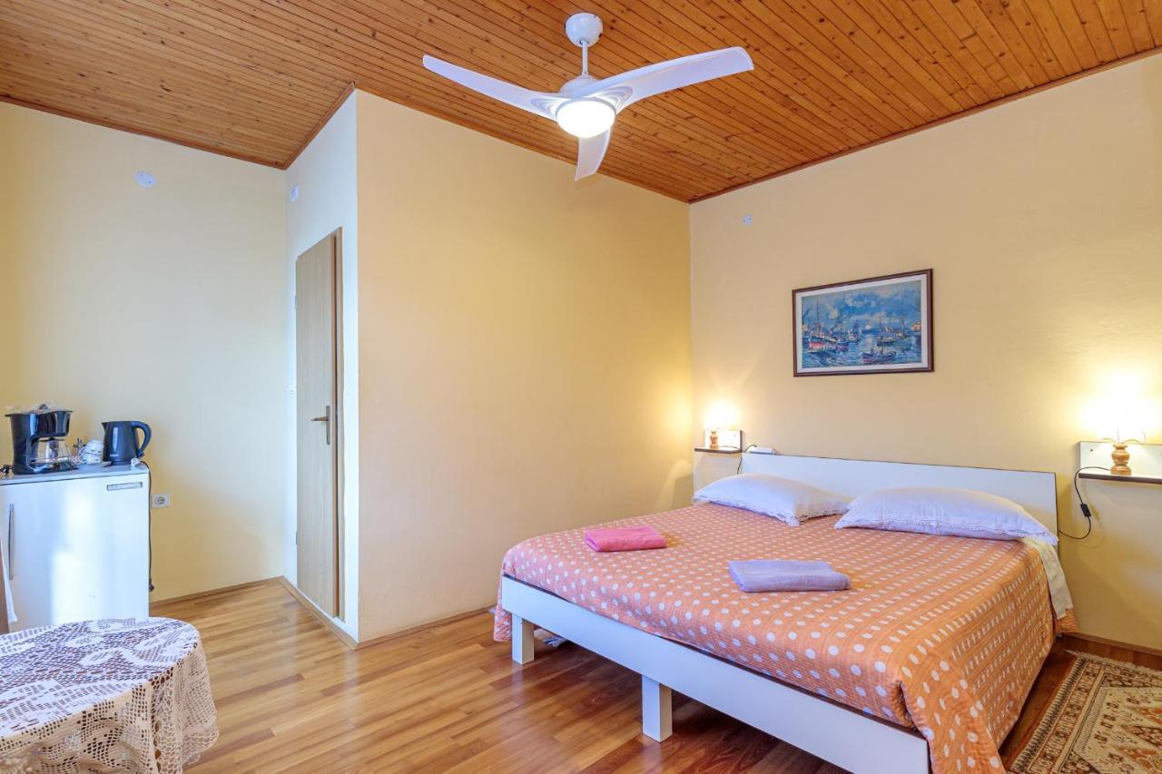 Rooms Nela Hum Exterior foto